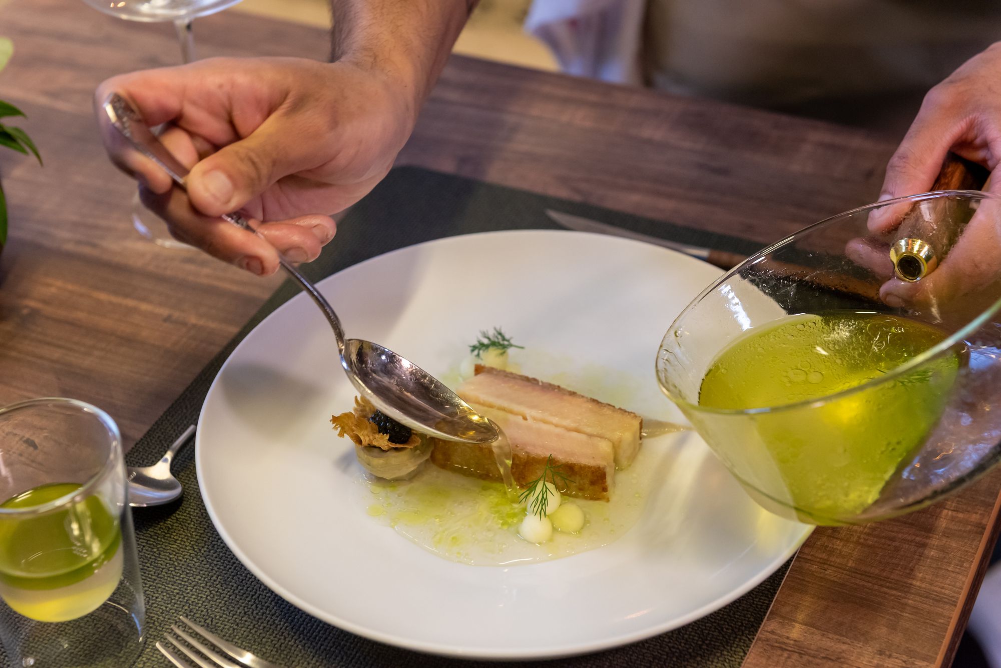 L’omble chevalier en croûte de pain, fleur d’artichaut, caviar Osciètre, jus de pomme et huile d’aneth réalisé par Guillaume Delande, gagnant du concours du Meilleur plat d’Alsace.