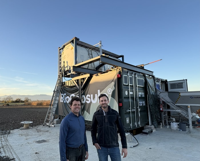 Les déchets organiques issus du maraichage sont ingérés par la station, qui les transforme en gaz méthane, produisant ainsi électricité et chaleur.