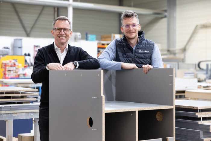 Stéphane Bruxelles (à gauche), directeur général de Lindera, et Kevin Mattern (à droite), directeur du site de Burnhaupt‑le‑Haut, présentent un agencement sur mesure pour une animalerie.