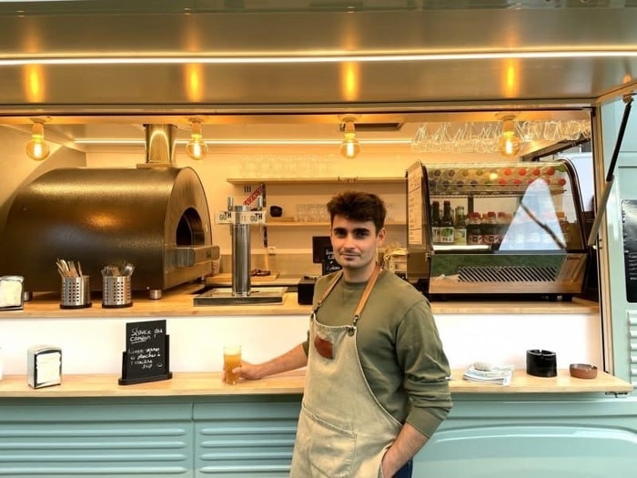 Clément rassemble les habitants et recrée du lien social autour de son camion-bar qui s’installe le temps d’une soirée sur la place du village.