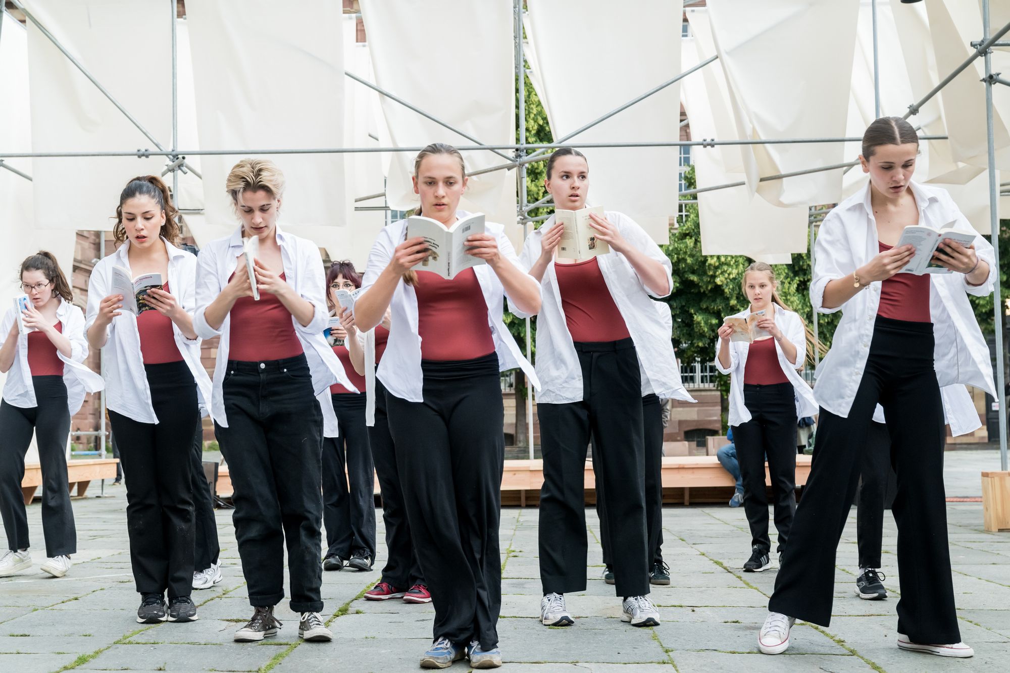 « Pages Blanches », une installation artistique immersive et performative du collectif « Bruit du frigo ».