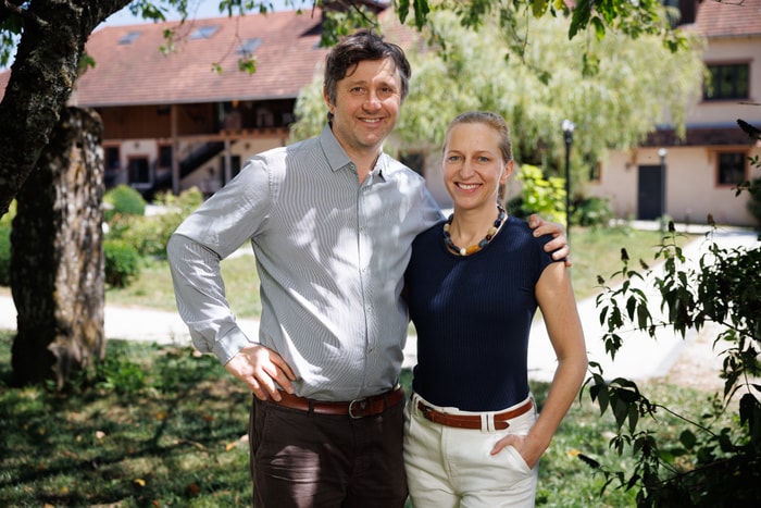 Entre vergers et étangs, Michel et Géraldine accueillent les visiteurs comme chez eux, au coeur du Domaine Saint Loup.