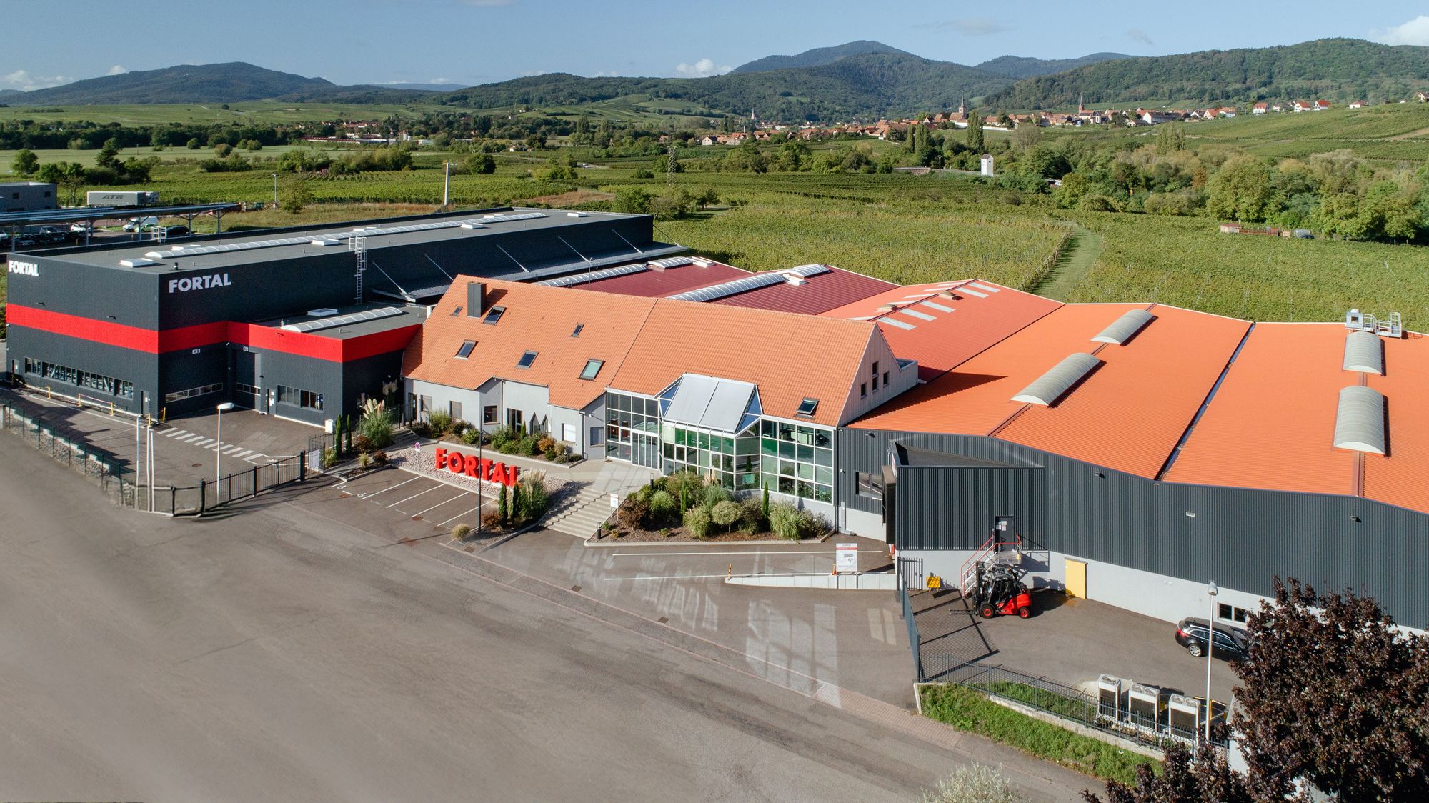 Vue aérienne du site de production et siège social situé à Barr (Bas-Rhin).