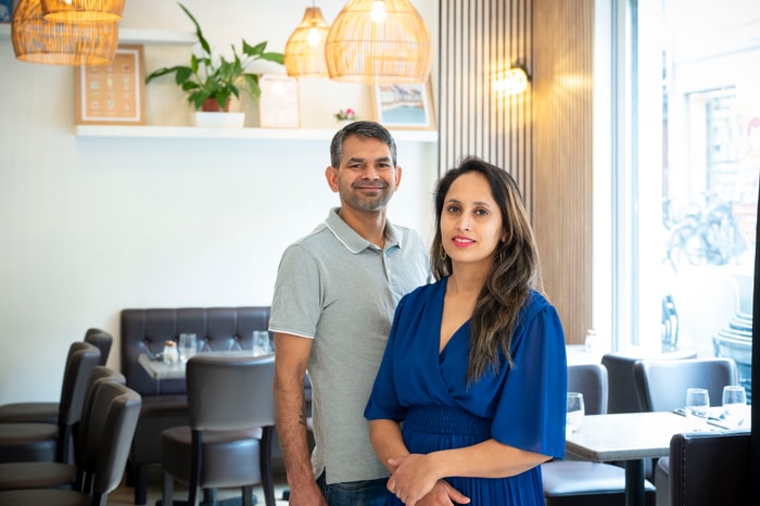 Kamal et Nirmala Regmi dans leur restaurant Le Nika, où ils partagent leur passion pour la cuisine alsacienne et leur sens de l’accueil.