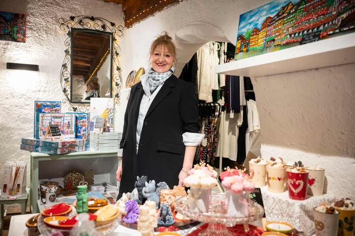 Dans une ruelle de Riquewihr, Nathalie Burget a ouvert Daphné Concept, un concept store où se rencontrent artisanat alsacien et créations françaises.