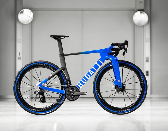 Factor One est reconnaissable de loin, grâce au revêtement « Bleu Bugatti » emblématique de la marque.