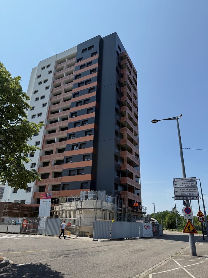 Des balcons posés en site occupé à la Tour Signal de l’Elsau, grâce au système de balcons métalliques Balmera.