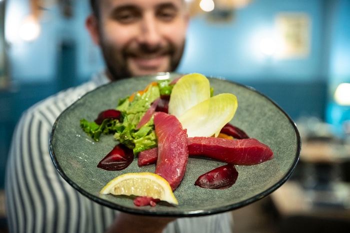 Jeu de textures et de couleurs dans cette assiette mêlant crudités croquantes et poisson mariné.