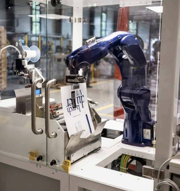 La machine imprime, façonne et relie un livre de 200 pages en 6 minutes