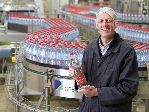 José Lefort, directeur de l’usine Carola devant la ligne PET.