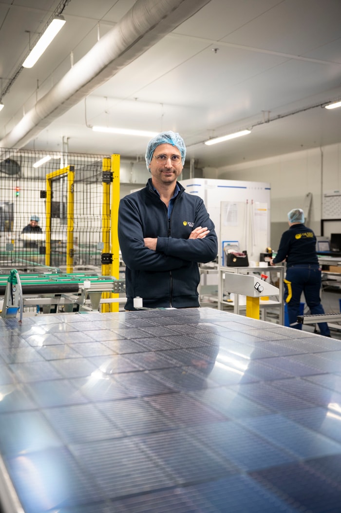 « Nous soudons jusqu’à 18 000 cellules par heure et produisons près d’un million de panneaux solaires par an », indique Lucas Weiss, directeur général de Voltec Solar.