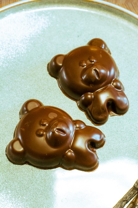 Création exclusive : un ourson en guimauve à la vanille, enrobé d’une fine couche de chocolat noir. 