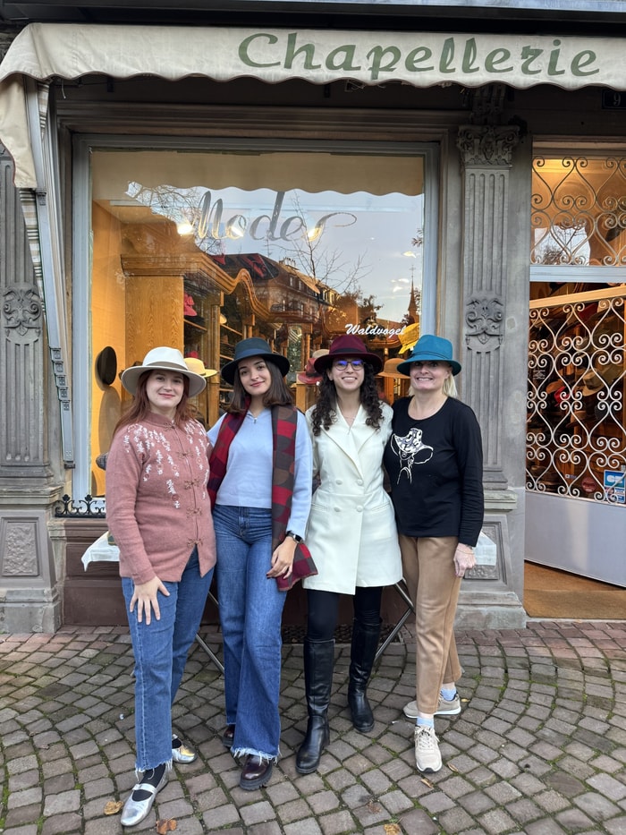 Entourée de deux vendeuses et d’une salariée en alternance, Chaimaa Kenfaoui accueille le public dans sa boutique ouverte 7 jours sur 7.