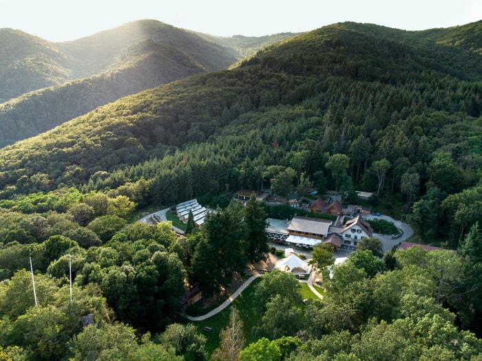 Au cœur de la forêt de Wattwiller, le Domaine du Hirtz s’inscrit dans un site naturel et historique exceptionnel, dédié au tourisme et au bien-être.