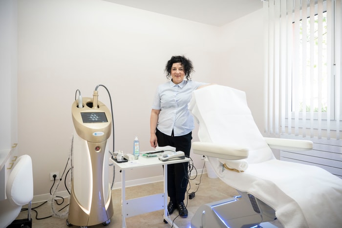 Montis Dermae allie expertise soignante et technologies de pointe pour restaurer et valoriser la peau et l’estime de soi. Ici, Marie-Noëlle Muré dans le centre de soins.