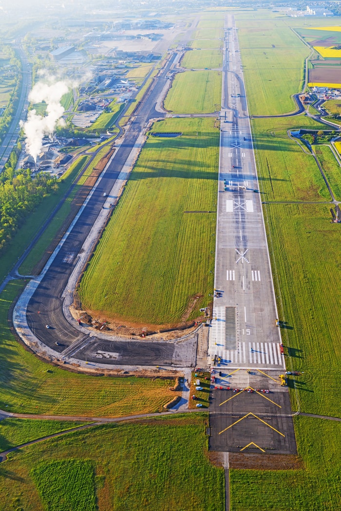 Vue aérienne de la piste 15/33 et du Taxiway Bravo durant les travaux
