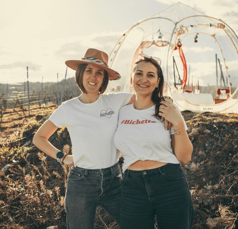 Aude Gulka et Margot Modry devant la bulle de bonheur, dans le vignoble alsacien.