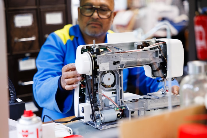 Les machines à coudre, surjeteuses ou brodeuses sont entretenues et réparées dans l'atelier qui jouxte la boutique.