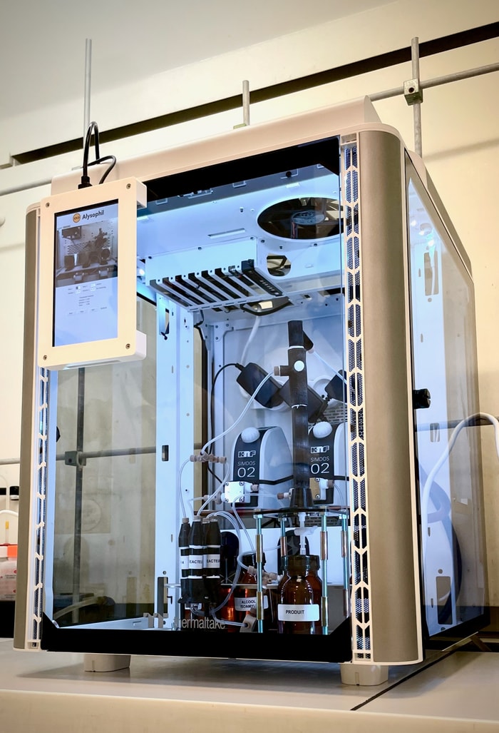 Vue d’un démonstrateur compact de synthèse chimique, combinant chimie enzymatique en flux continu et IA