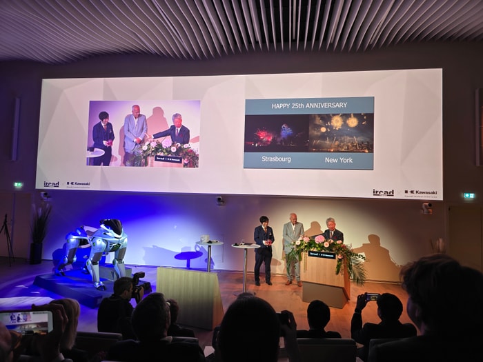 Prof. Marescaux — Fondateur, IRCAD M. Hashimoto — PDG, Kawasaki Heavy Industries M. Matsuda — Directeur général et président, Precision Machinery & Robot, Kawasaki Heavy Industries M. Kameyama — Président du Kawasaki Innovation Centre Europe et directeur général de Medicaroid Corporation M. Nakanishi — PDG du Kawasaki Innovation Centre Europe et directeur général de Medicaroid Europe