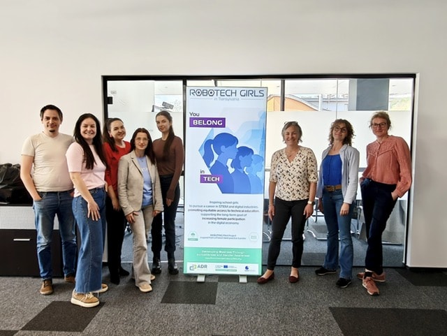 Échanges de bonnes pratiques entre partenaires européens du projet DEBUTING lors du Robotech Girls' Day à Cluj-Napoca, un événement dédié à la promotion des carrières scientifiques auprès des jeunes filles.
