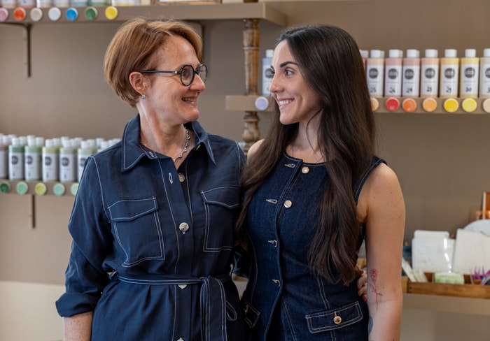 Lauréate du concours « 101 femmes entrepreneures » en 2024, Régine Lehner incarne, avec sa fille Eugénie Wihlm, une belle réussite familiale, où passion et savoir-faire se transmettent et se partagent.