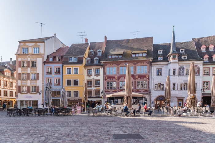 La place de la Réunion et ses maisons aux murs peints dans la tradition mulhousienne est l'un des sites touristiques les plus fréquentés de Mulhouse.