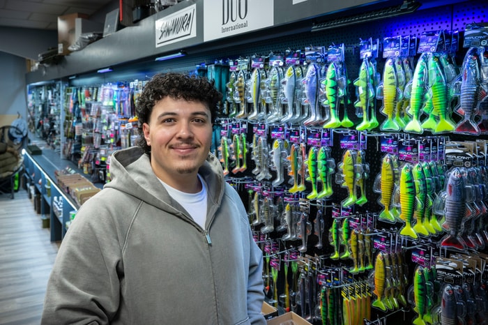 Du haut de ses 26 ans, Léo Savoyet donne une nouvelle jeunesse et un nouveau souffle au magasin de son enfance.