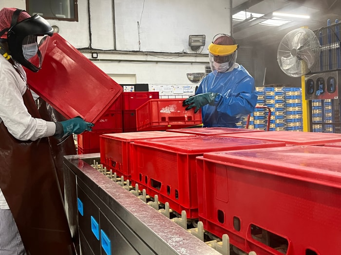 Chaque jour chez Uzaje, bocaux, gobelets, bacs en inox et bouteilles sont nettoyés afin de pouvoir être réutilisés. 