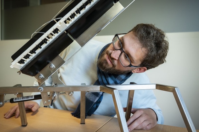 Thomas Biellmann dans le laboratoire de Qfluidics à Illkirch.