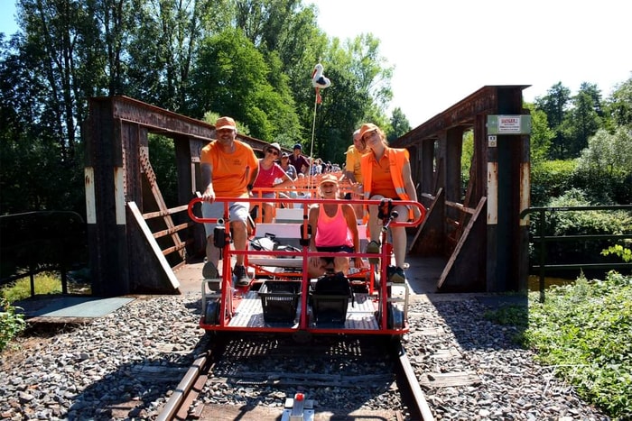 À bord de ses vélorails, Myriam Schneider-Hentz propose à ses clients de découvrir l’Alsace autrement.