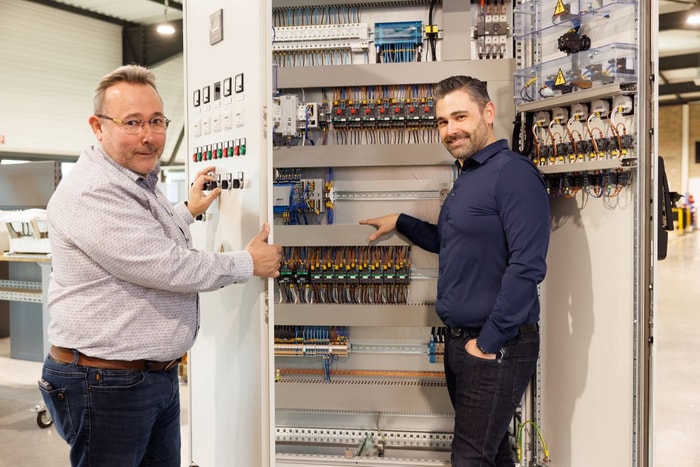 Felisberto et Johan Martins dans leur atelier de 1 000 m2, construit en 2024.