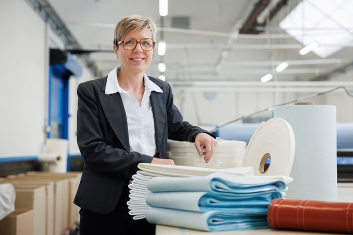 Sabine Dubich dans l’atelier de confection d’Althoffer, spécialisée dans les textiles techniques et les solutions industrielles sur mesure.