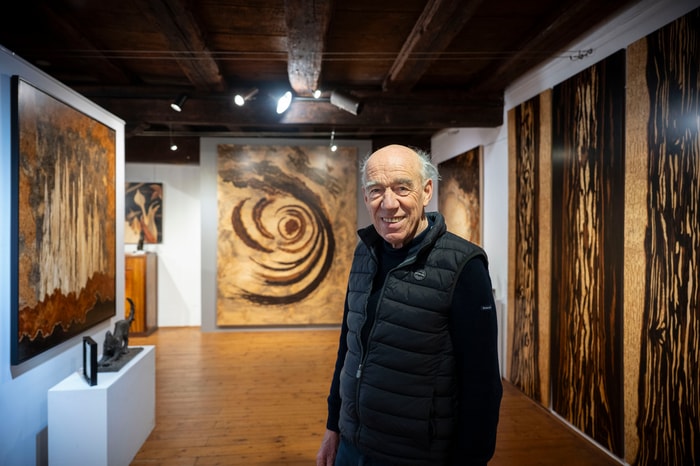 Entre héritage familial et regard contemporain, Jean-Charles Spindler signe des œuvres uniques, où la marqueterie fait naître des paysages intérieurs.