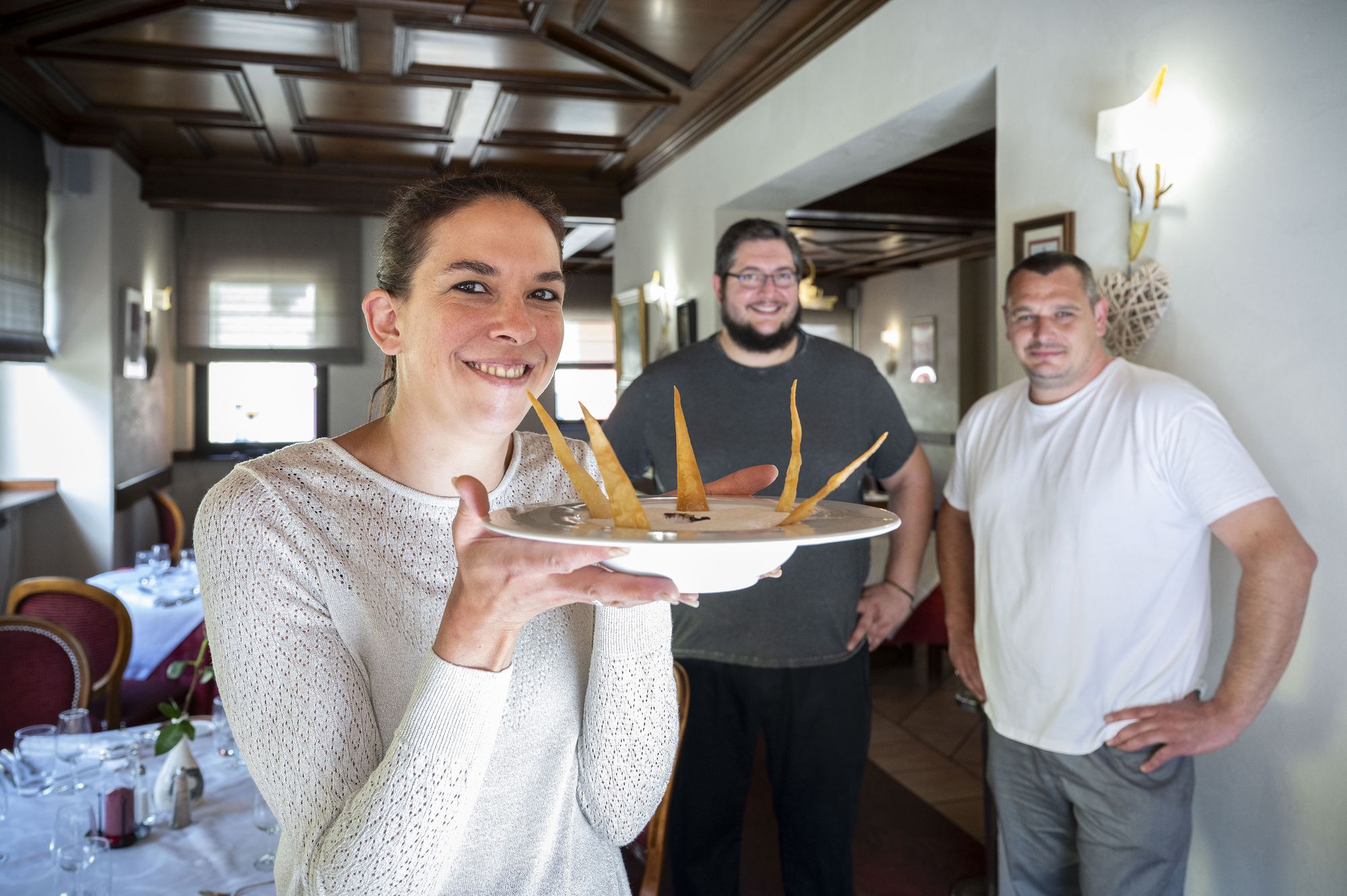 Le restaurant propose une cuisine qui mêle terroir et gastronomie dans une ambiance chaleureuse et authentique.