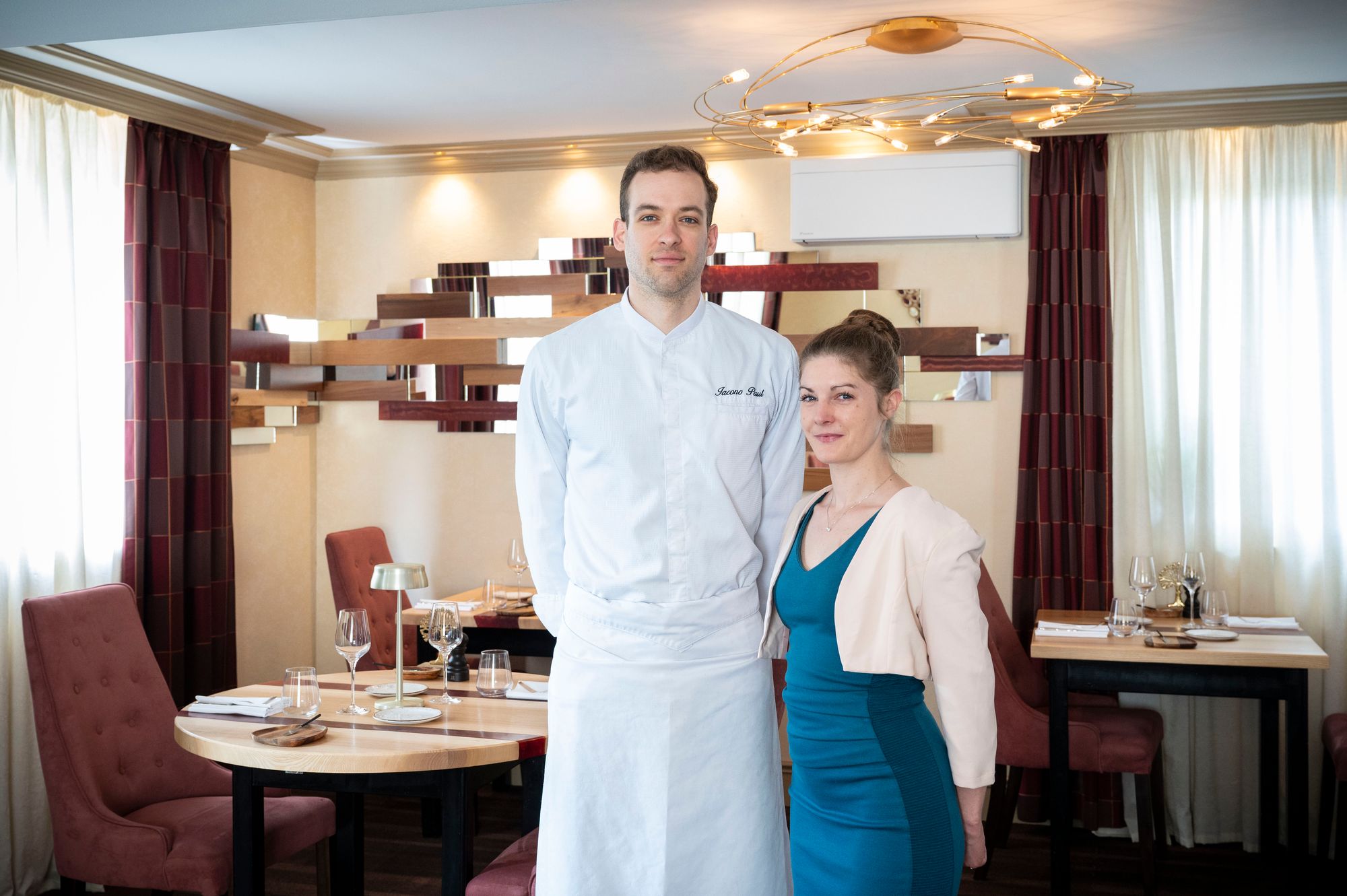 Delphine assure le service dans la salle de 16 couverts et en terrasse, tandis que Paul gère la cuisine.