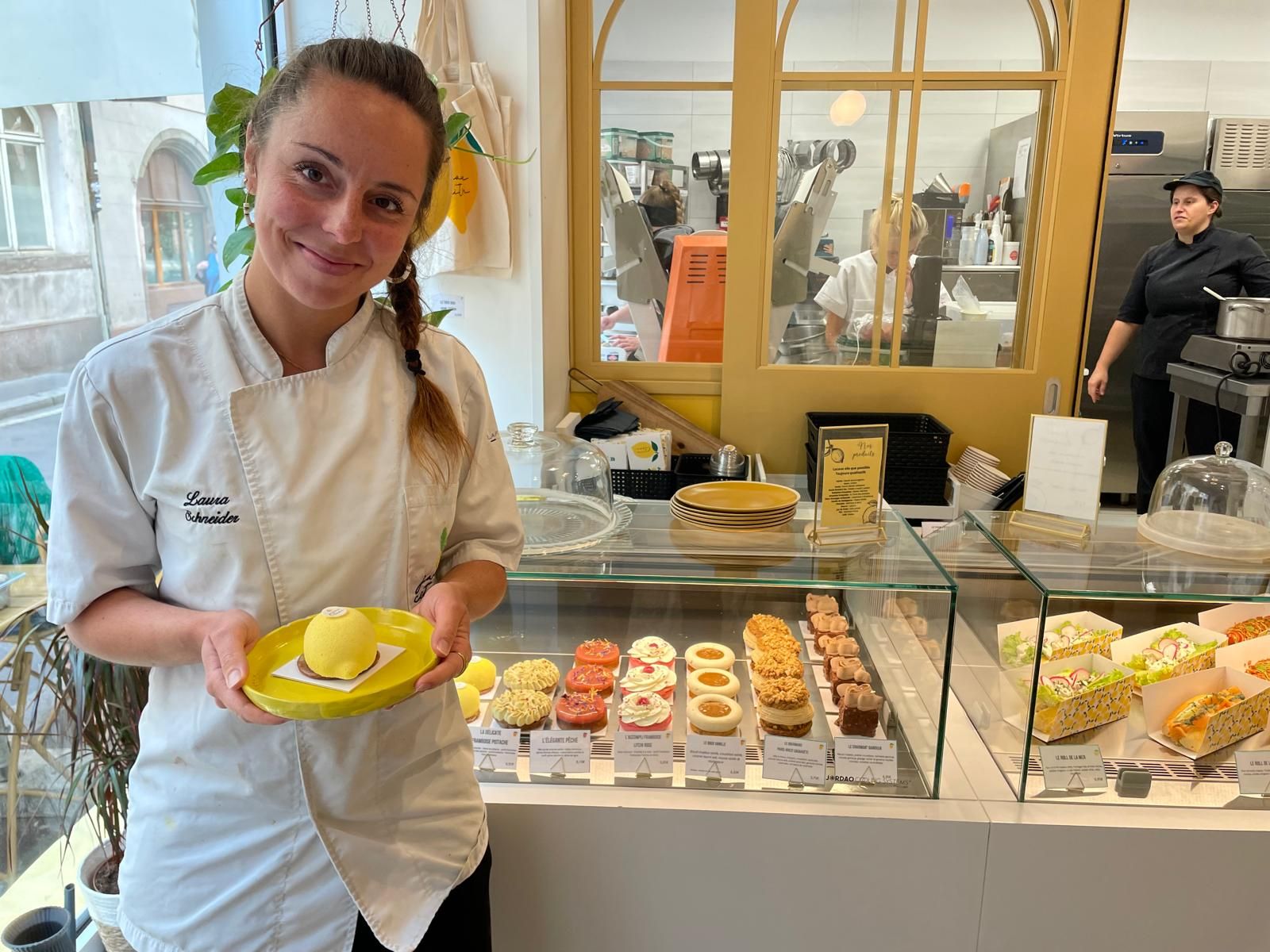 « l’Audacieux citron », un entremet citron/basilic en forme d’agrume, composé d’un sablé noisette, d’un crémeux citron bio basilic, d’une mousse citron bio et d’un biscuit amande vanille