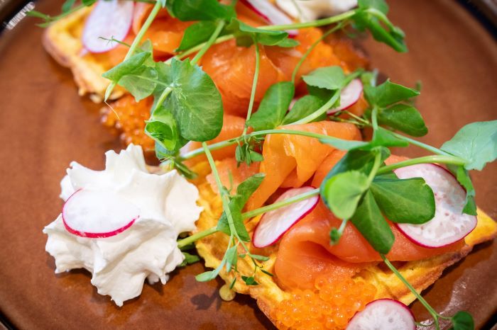 Truite d’Alsace fumée, gaufre de pommes de terre, radis rose, chantilly au raifort et œufs de truite