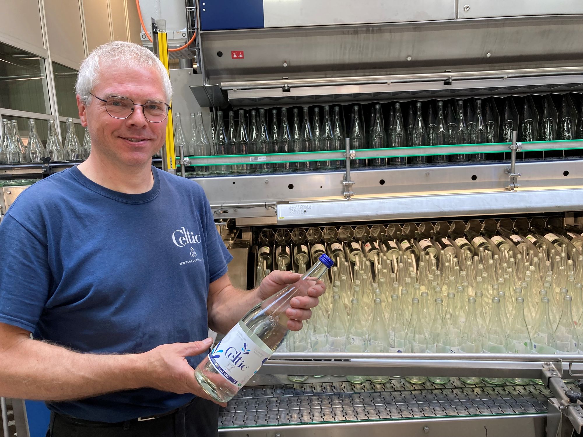 " Chaque bouteille consignée retourne à l’usine pour y être décapsulée, scrupuleusement lavée et ensuite vérifiée, afin d’écarter toute anomalie, avant d’être réutilisée ", explique Gilbert Jung, directeur technique, devant la nouvelle laveuse.