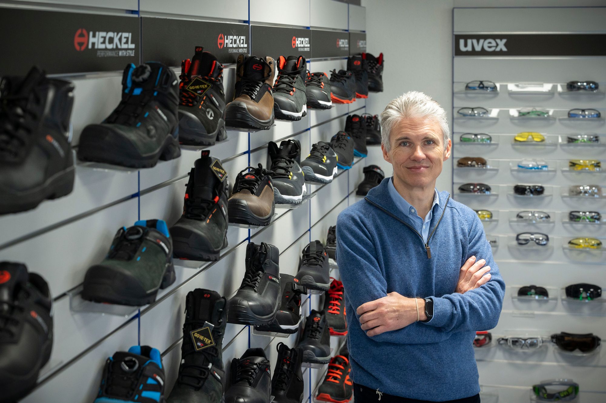 Stéphane Nikonoff, directeur général France de Uvex Heckel au sein du showroom exposant chaussures de sécurité et produits de sport