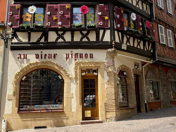 Photographiée et célèbre dans le monde entier, la boutique de souvenirs Au Vieux Pignon aménagée dans une maison édifiée en 1588 offre à ses clients une expérience pittoresque.