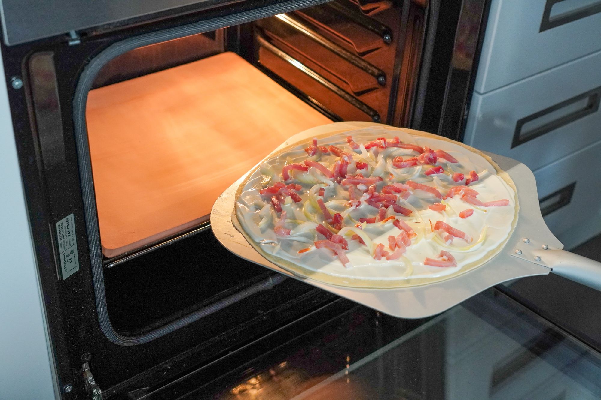La dalle peut aussi être utilisée pour la cuisson de pains, viennoiseries ou chips de légumes.