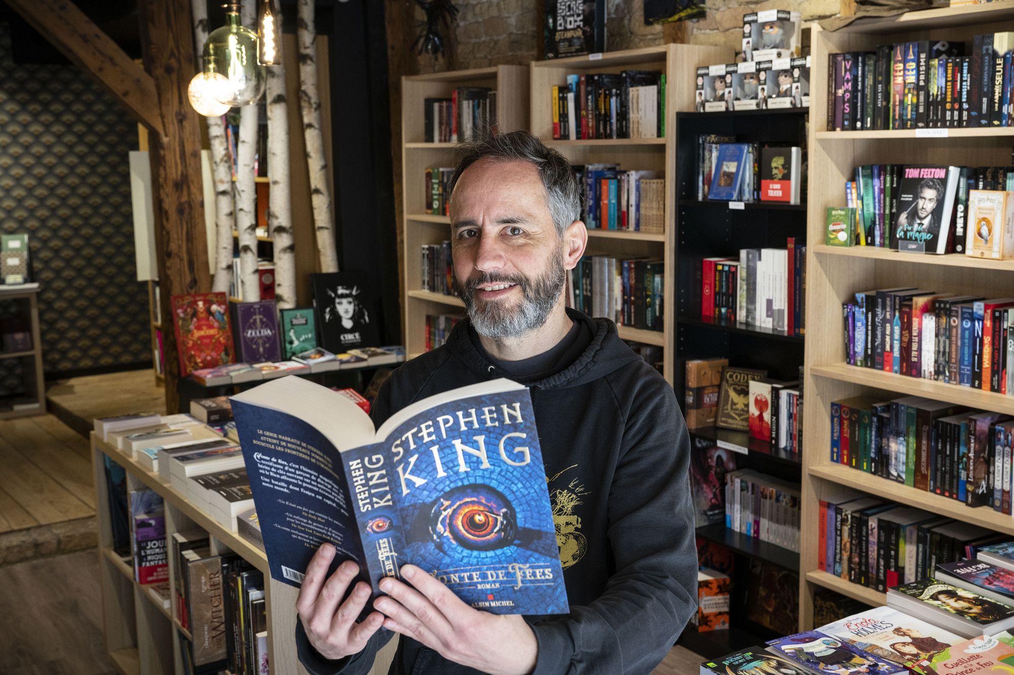Dans sa librairie, Antoine Gateau propose un catalogue de 4 000 références de livres, produits dérivés, figurines, papeterie, jeux, affiches…